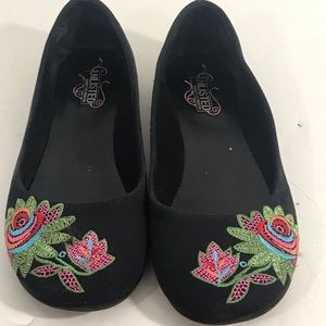 Adorable Kenneth Cole floral slip on size 8.5